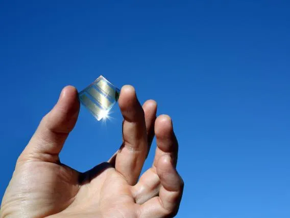 Solar cell collecting light